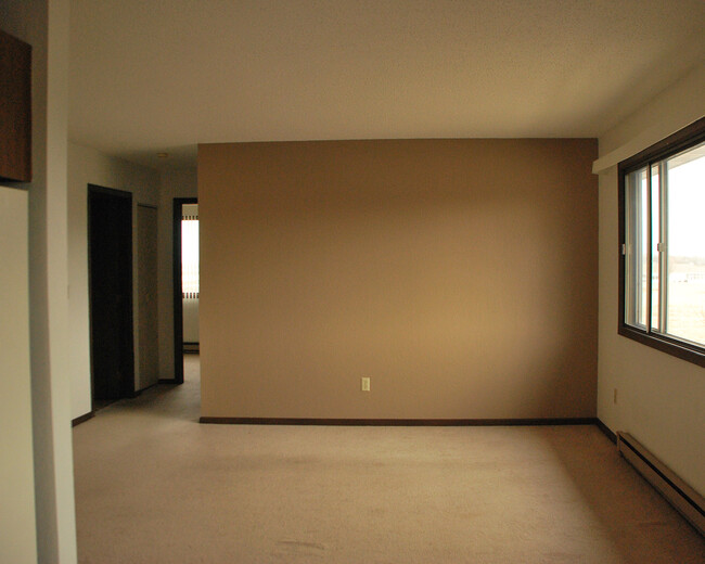 Living 2 - 610 W 6th St