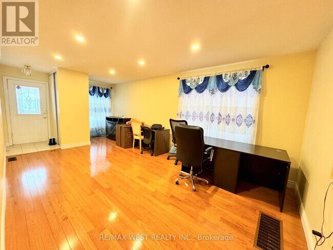 Building Photo - 98 Four Seasons Cir