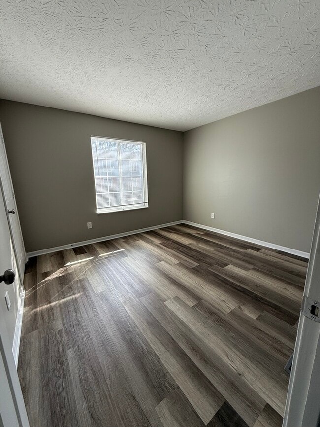 Building Photo - Townhome