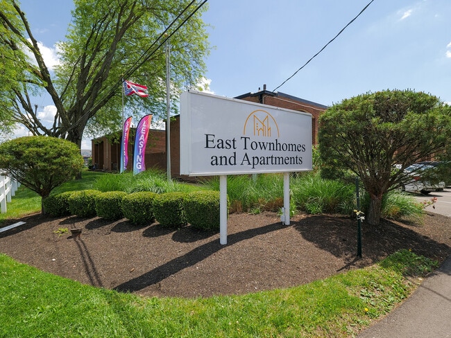 Casas adosadas y apartamentos del este - East Townhomes and Apartments