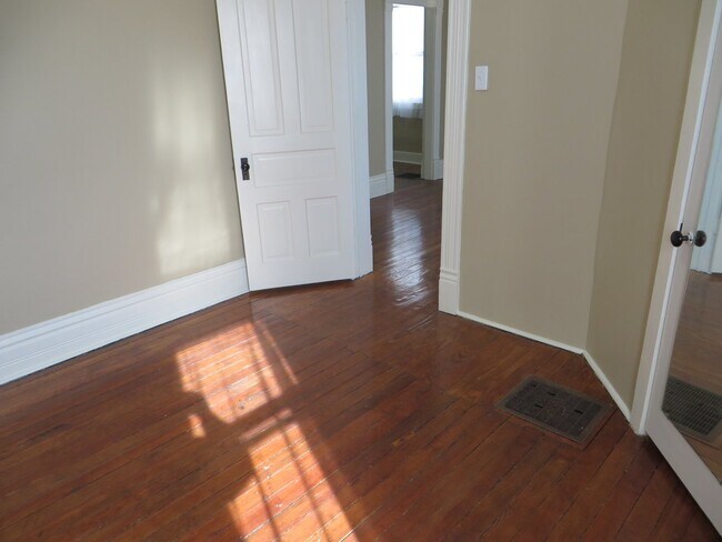 Foto del edificio - February - One Bedroom Cottage House in the Heart of Downtown (West Central, Downtown)