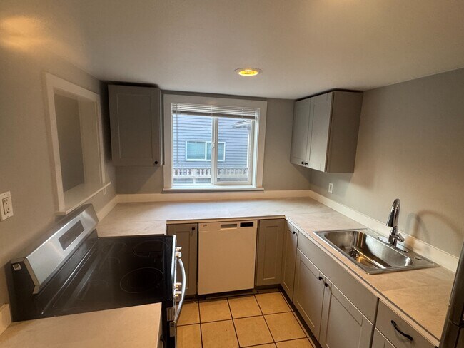 Foto del edificio - "Charming 2-Bed Retreat in Seattle's Heart – Cozy 840 Sq Ft Haven on 14th Ave West!"