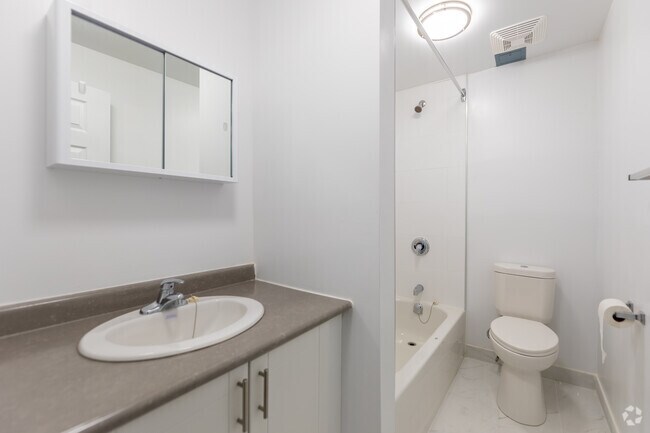 2 chambres, 1 salle de bain - 784 pi2 - Salle de bain - 11 Kendale Court Apartments