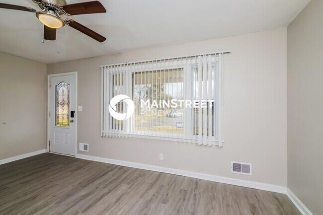 Building Photo - 3 Bedroom Pet-Friendly Home in Louisville, KY with Main Street Renewal