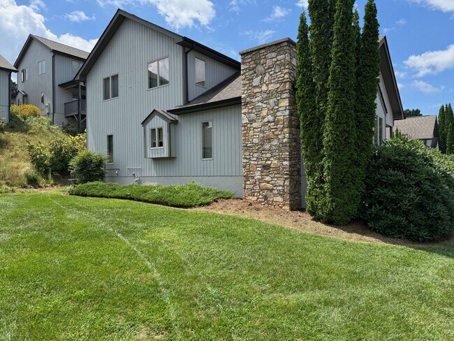 Building Photo - Weaverville - Well Kept Townhome with Flex...