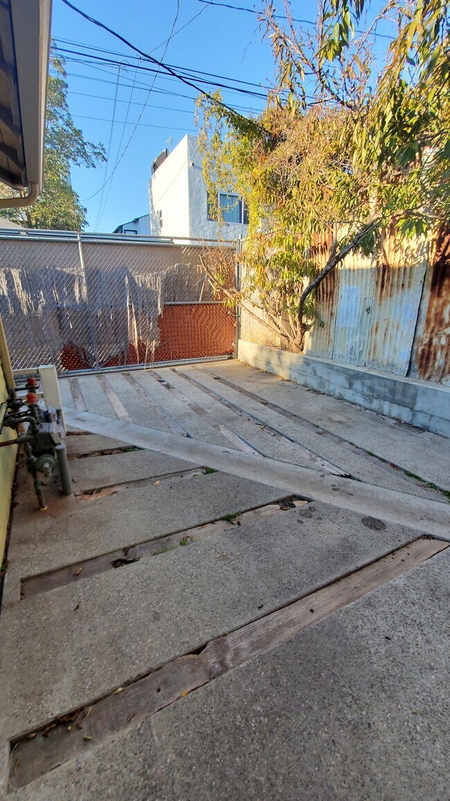 Foto del edificio - 677 San Juan Ave