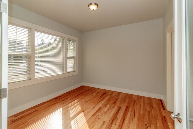 Building Photo - Charming 3-bedroom home with AC on Palisad...