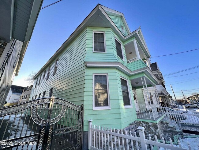 Building Photo - 1010 Delamont Ave
