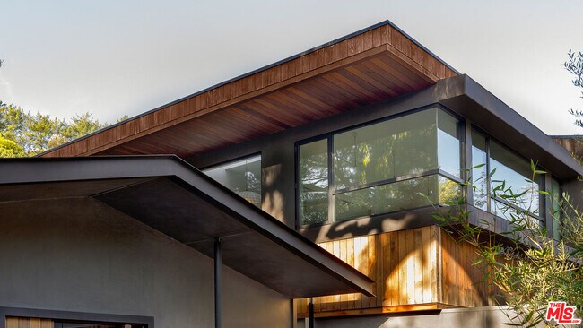 Foto del edificio - 8970 Wonderland Park Ave