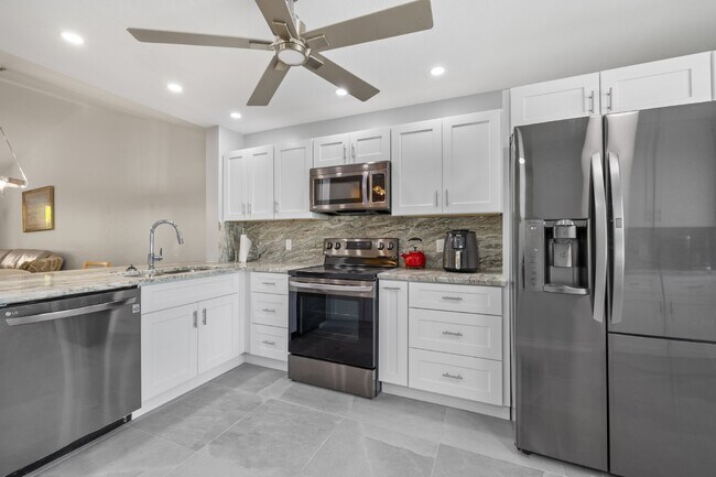 Foto del edificio - Sapphire lakes - 2 bedroom fully furnished condo