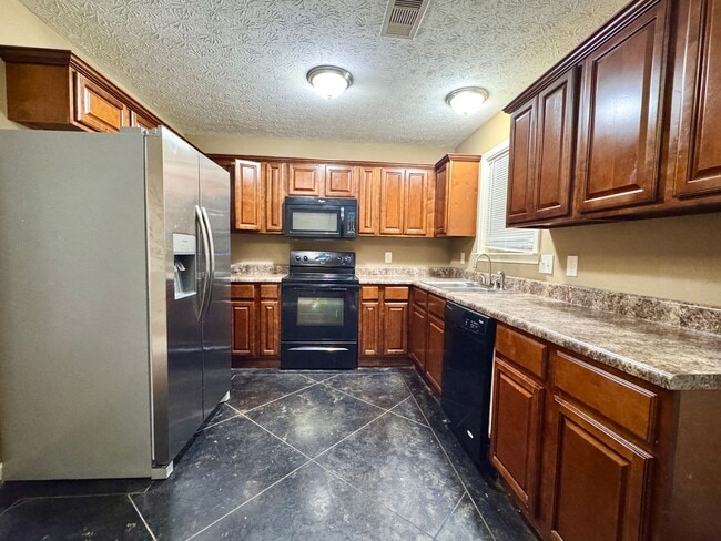 Building Photo - 3/2 Across from Southside High School