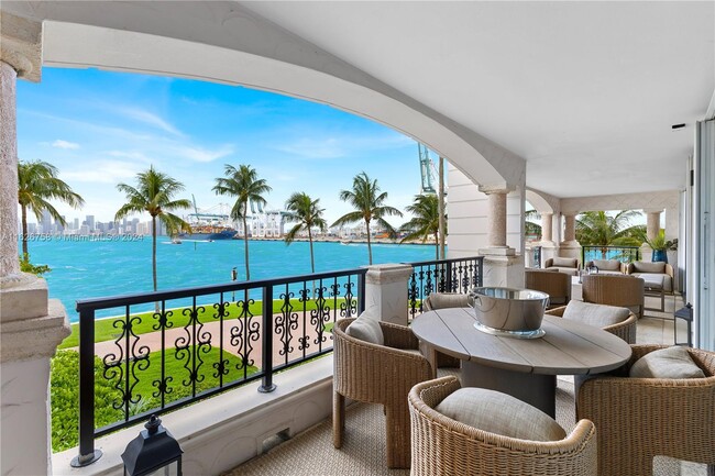 Foto del edificio - 5325 Fisher Island Dr