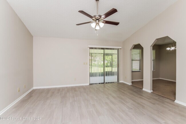 Foto del edificio - 1388 Tilberg Ave NW