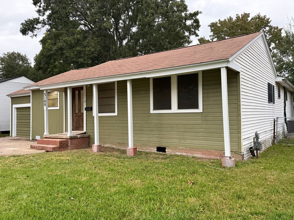 Primary Photo - 3 Bedroom, 2 Bathroom Home for Rent in Groves, Tx