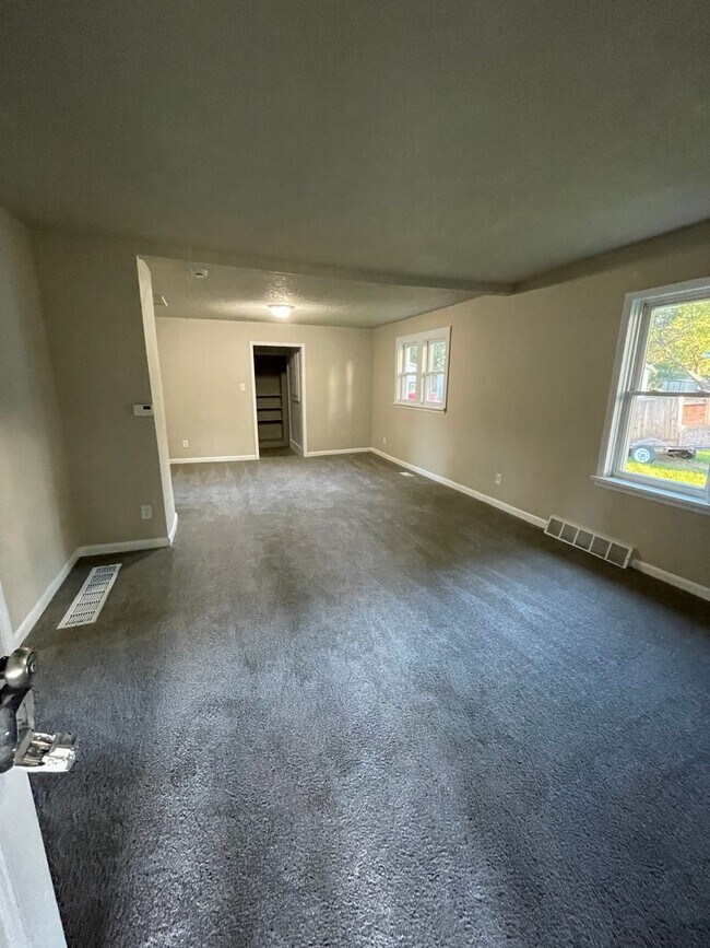 Building Photo - 2 Bedroom/ 1 Bath Home!