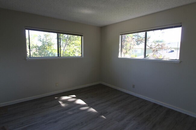 Building Photo - 10357 Greenwood Ct