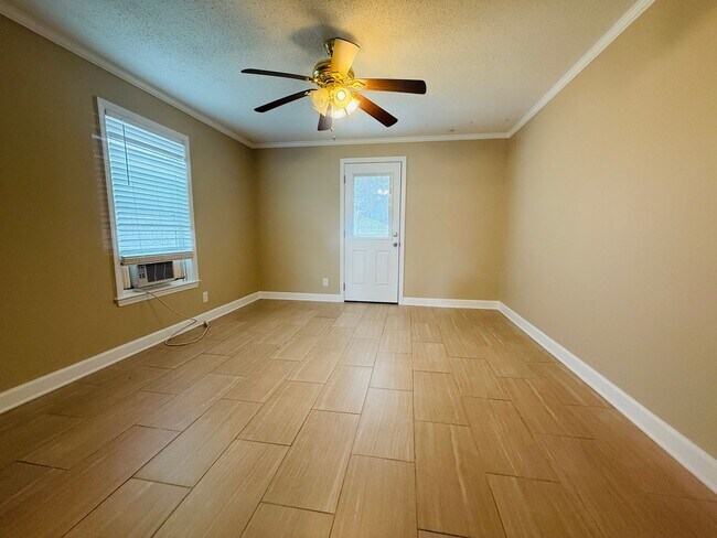 Foto del edificio - 6224 Lake Trail Dr