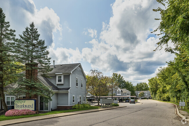 Entrada a los apartamentos de Brookwood - Brookwood Apartments- Income restricted