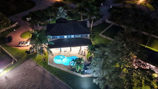 Foto del edificio - 14950 Roan Ct