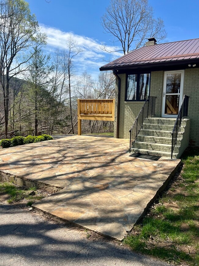 Building Photo - 416 Banks Mountain Dr