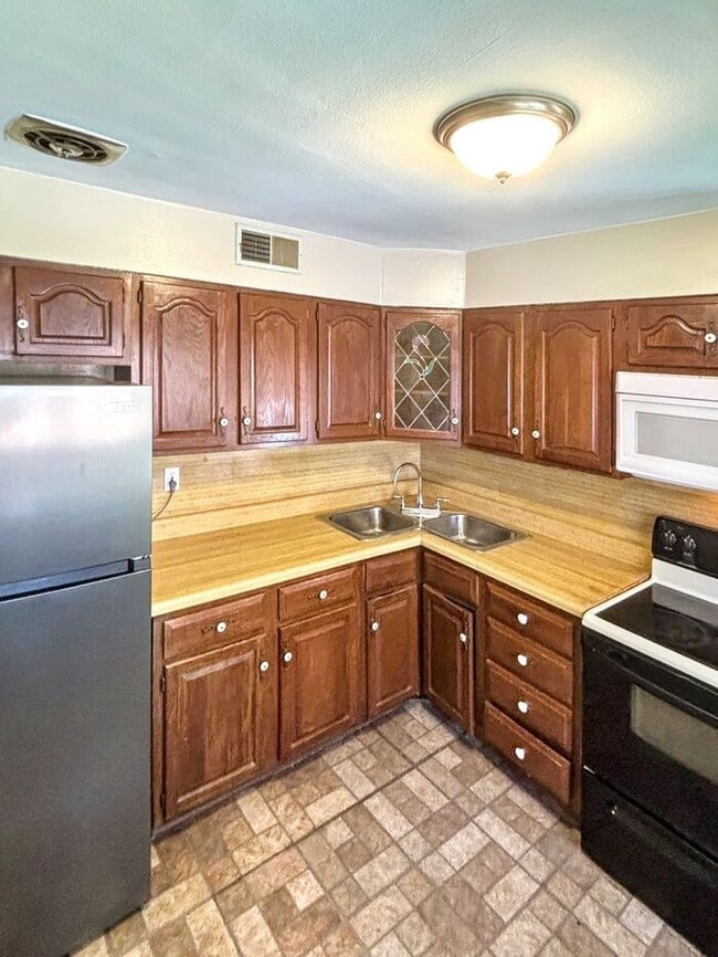 Building Photo - Adorable 2-Bedroom Home with Great Space /...
