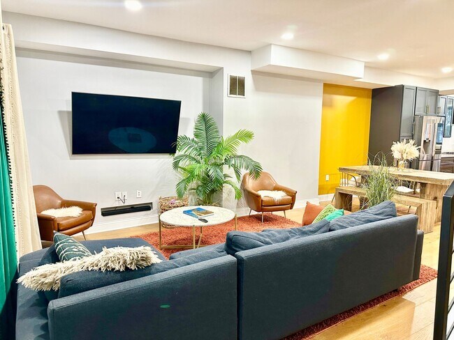 Foto del edificio - 4 Bed 3.5 Bath  - Pets Welcome!!! - Parkin...
