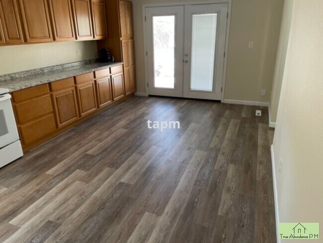 Building Photo - Very Nice &amp; Updated 3 Bedroom Duplex