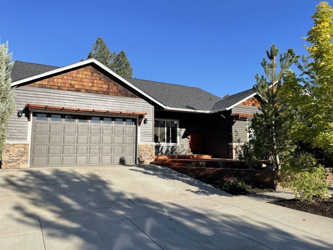 Primary Photo - NW Bend Home - Great Location!