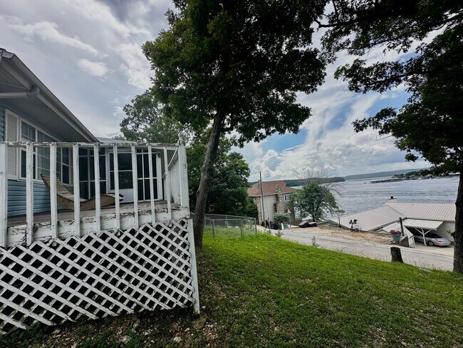 Foto del edificio - 4 Bedroom House with Lake views!