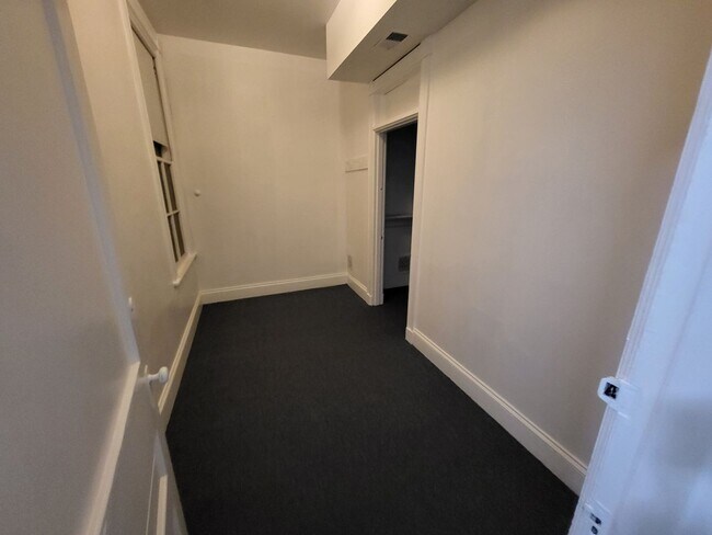 Foto del edificio - 2102 N Charles St