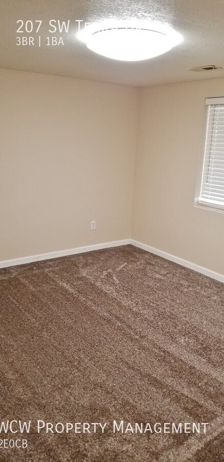 Building Photo - Totally updated ranch style home! Super pr...