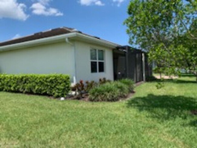 Building Photo - ** NAPLES RESERVE VILLA 2 BEDROOM PLUS A D...