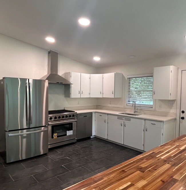 Building Photo - 271 Lakeside Dr
