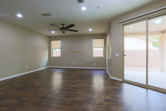 Building Photo - 1528 E Kingbird Dr