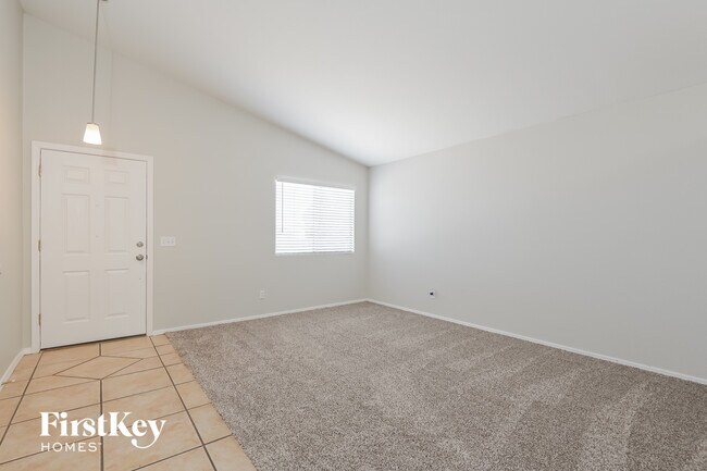 Foto del edificio - 3054 S Vaughn Dr