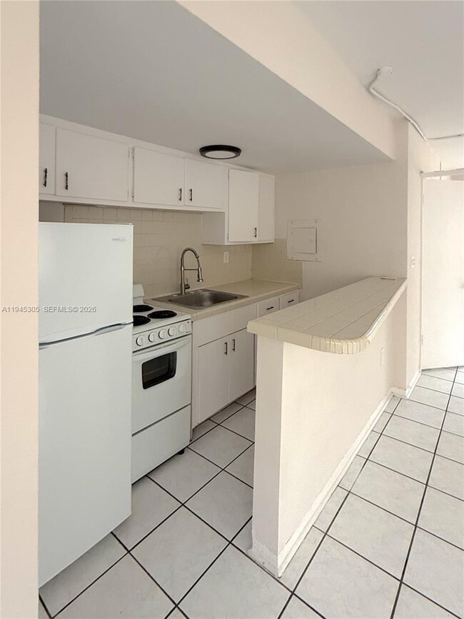 Building Photo - 305 Navarre Ave