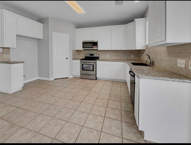 Building Photo - 8518 Fredericksburg Ln