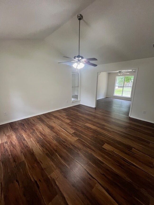 Building Photo - Renovated 3 Bedroom 2 Bath Apartments for ...