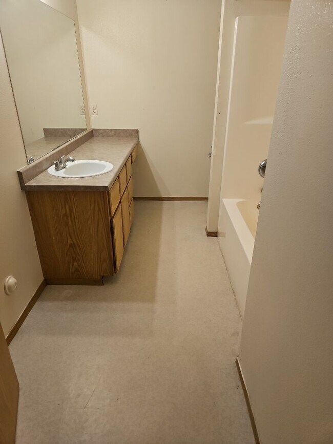 Building Photo - 2 bed/1 bath apartment in NW Medford