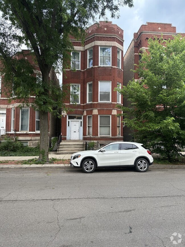 Building Photo - 825 S Laflin St
