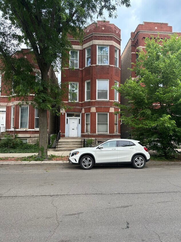 Outside Front - 825 S Laflin St
