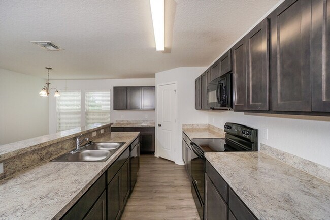 Foto del edificio - 9318 Somers Branch