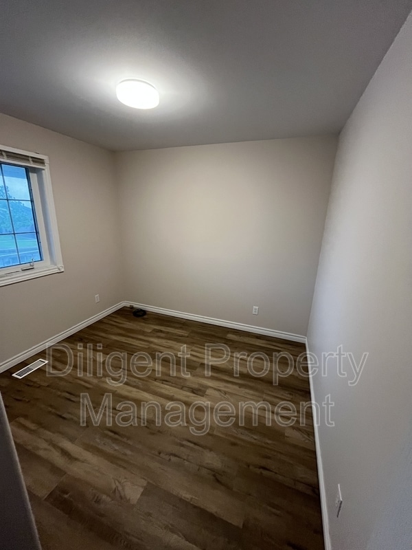 Building Photo - 157 Milroy Dr