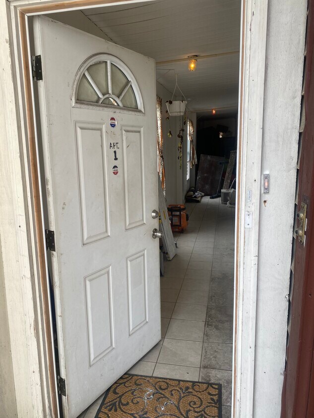 Main entrance & private hall way - 665 Magenta St