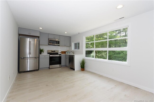 Foto del edificio - 308 Chestnut Hill Rd