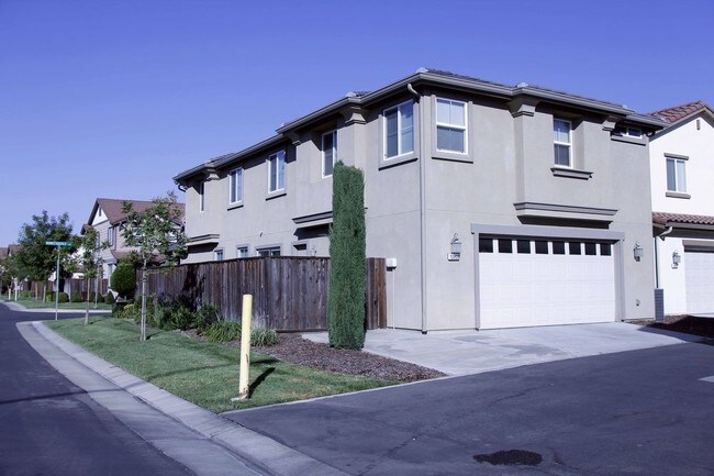 Building Photo - 10908 Honeysuckle Way