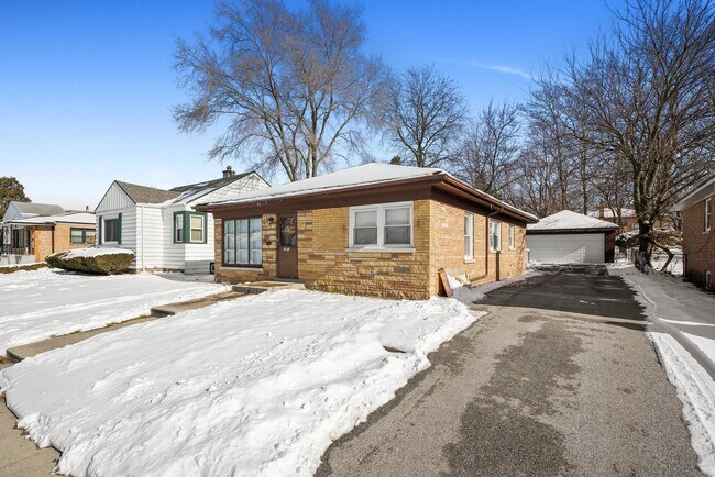 Building Photo - 8837 S Talman Ave