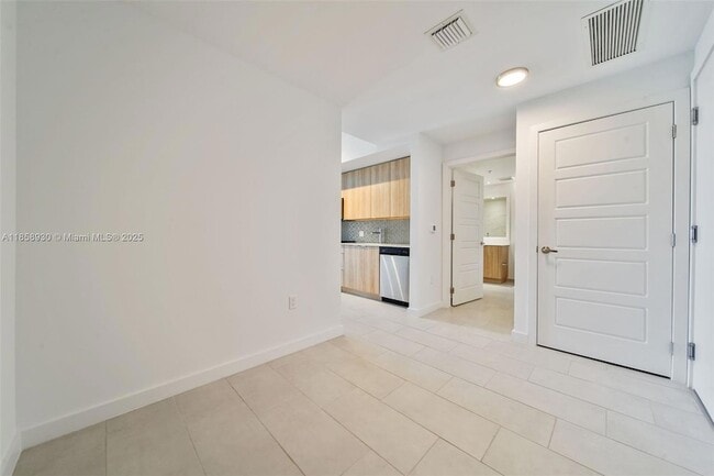 Foto del edificio - 2150 N Bayshore Dr