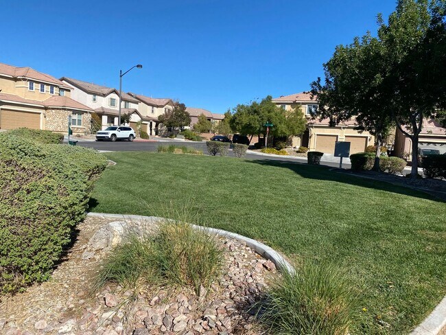 Building Photo - NW!!! 4 bedrooms!!! Pool and Spa!!! All ti...