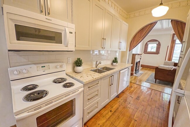 Building Photo - 71 Spadina Rd